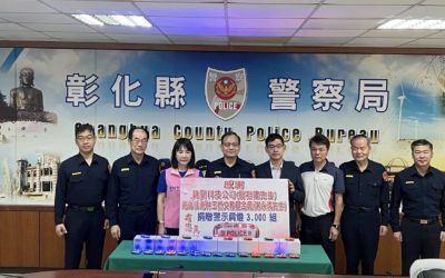 彰化企業家慨贈警示肩燈　彰警夜間執勤有保障